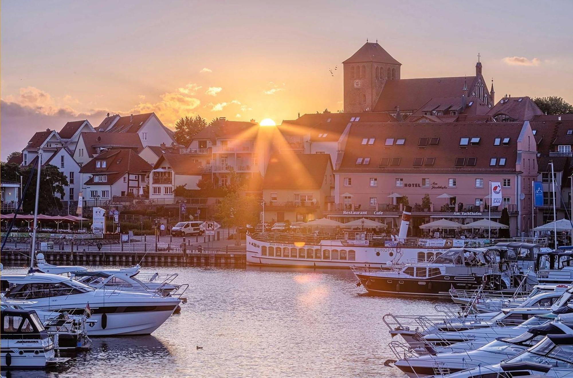 Mueritz Utkiek - Apartment Mit Seeblick & Balkon In Der Hafenresidenz วาเริน ภายนอก รูปภาพ