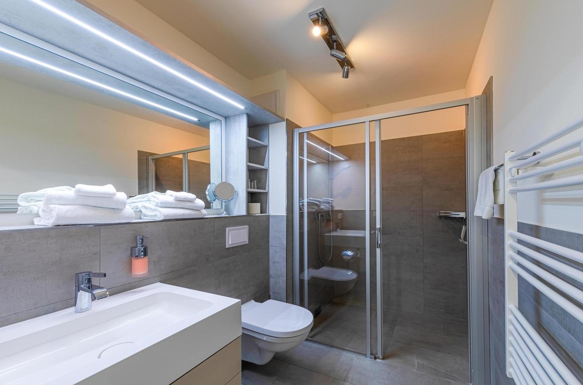 Mueritz Utkiek - Apartment Mit Seeblick & Balkon In Der Hafenresidenz วาเริน ภายนอก รูปภาพ