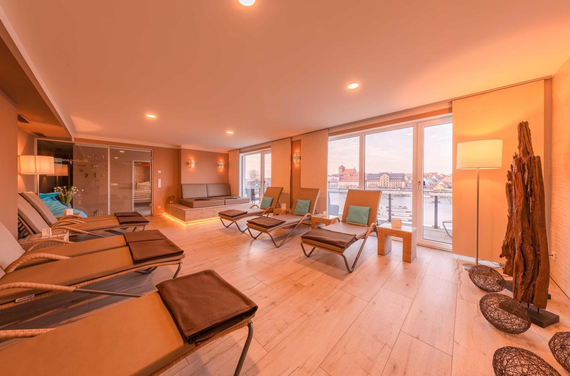 Mueritz Utkiek - Apartment Mit Seeblick & Balkon In Der Hafenresidenz วาเริน ภายนอก รูปภาพ