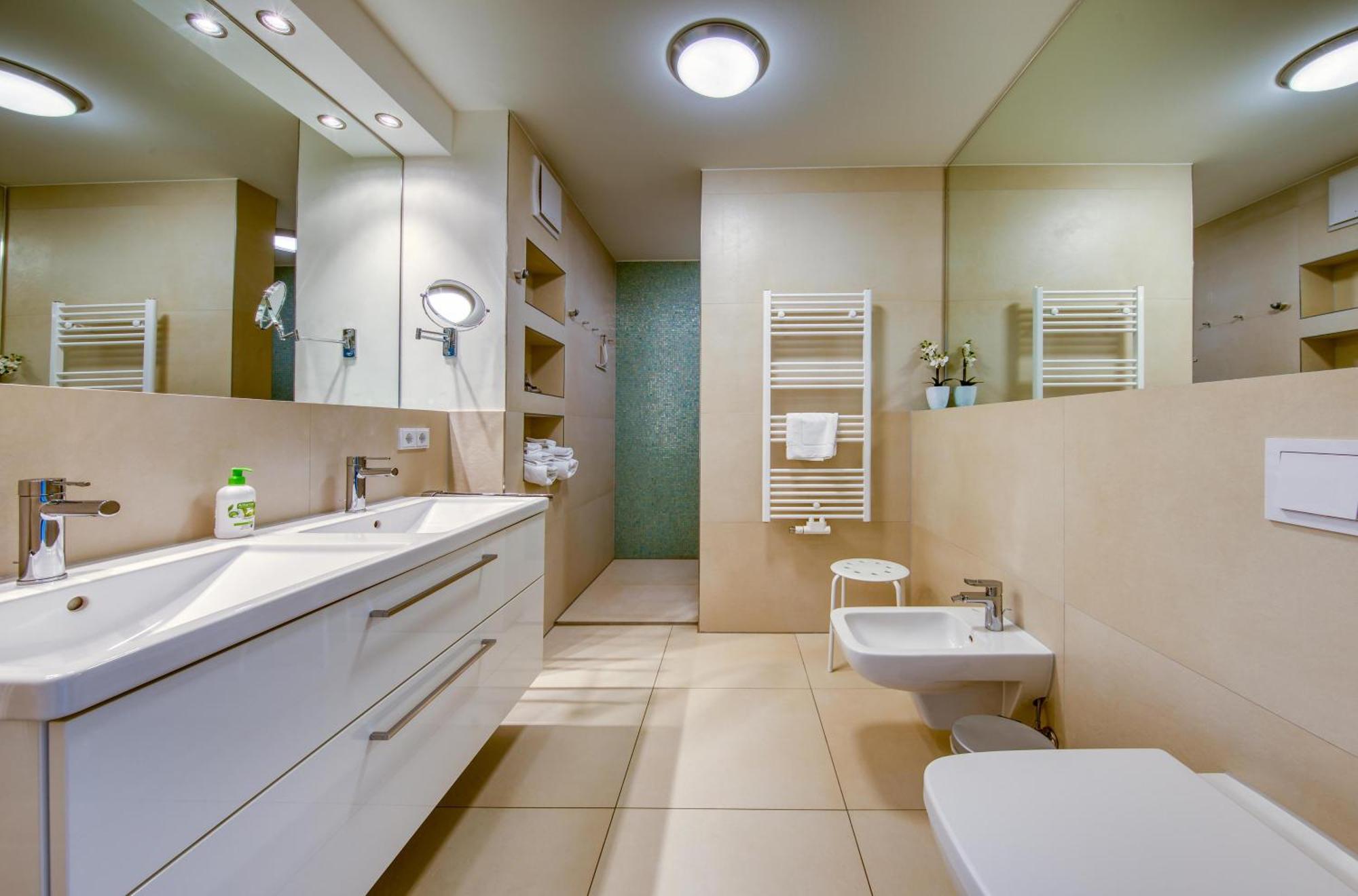 Mueritz Utkiek - Apartment Mit Seeblick & Balkon In Der Hafenresidenz วาเริน ภายนอก รูปภาพ