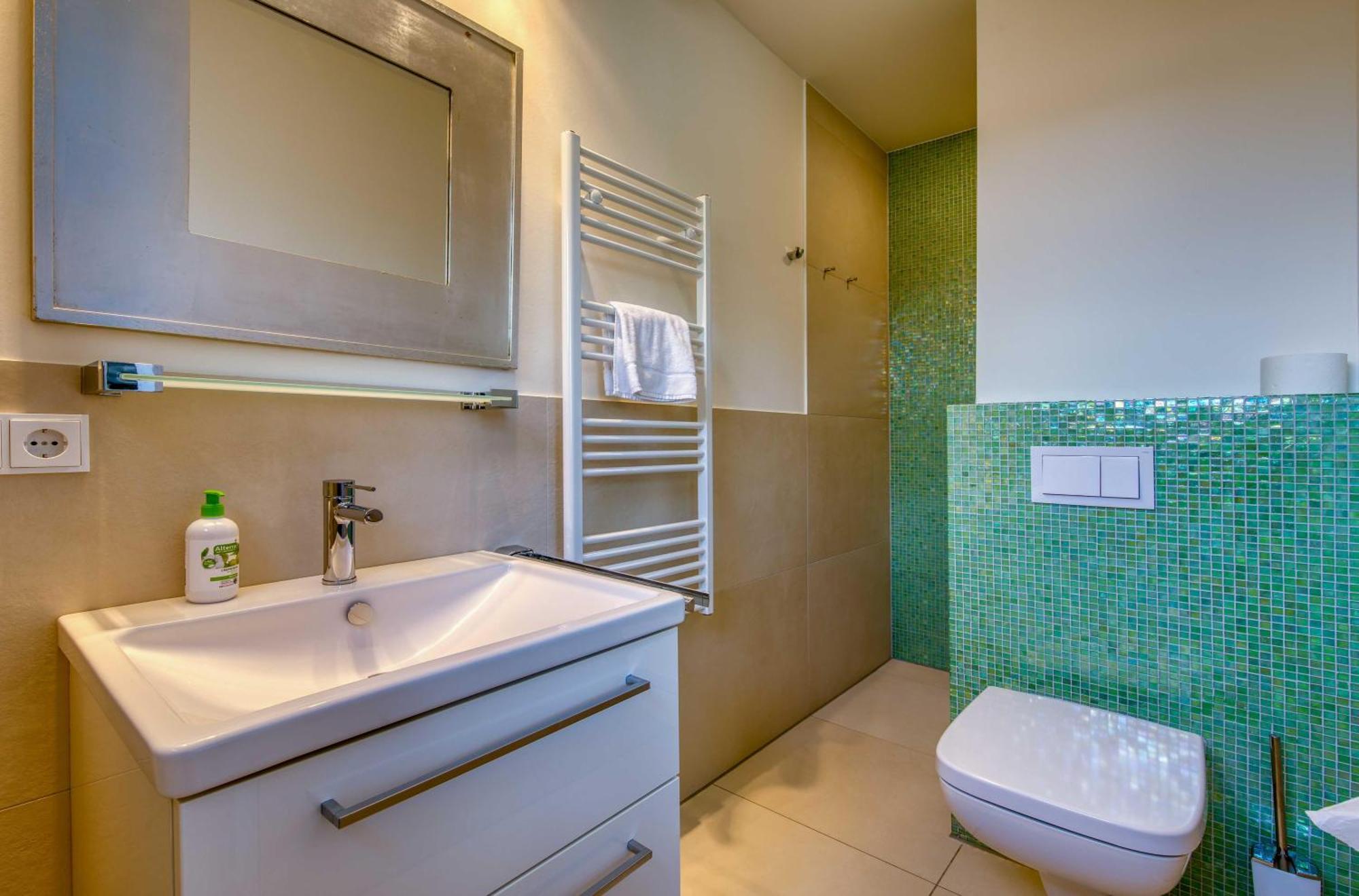 Mueritz Utkiek - Apartment Mit Seeblick & Balkon In Der Hafenresidenz วาเริน ภายนอก รูปภาพ