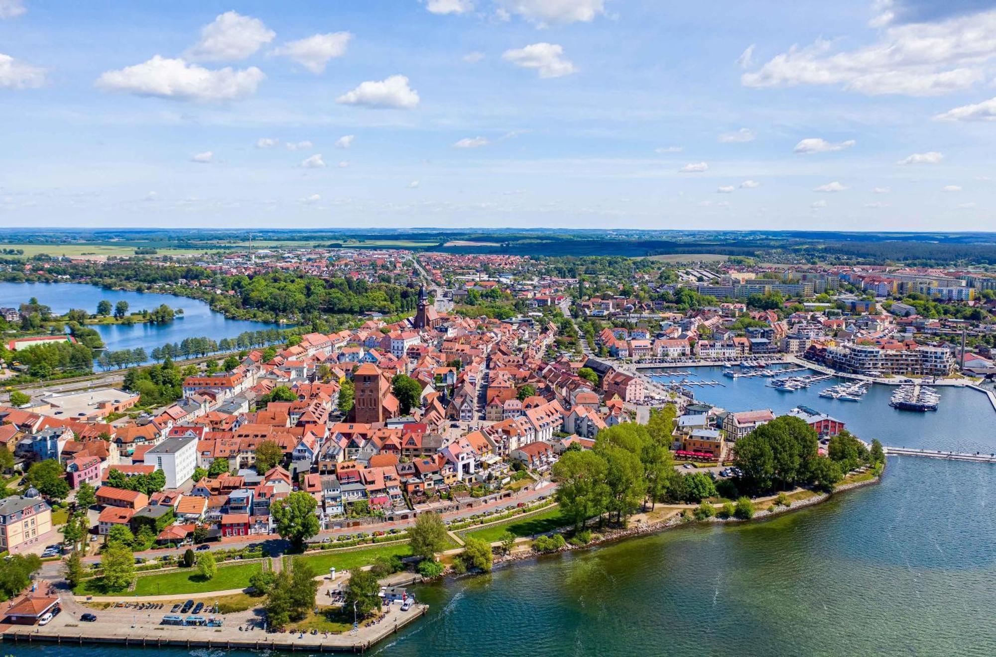 Mueritz Utkiek - Apartment Mit Seeblick & Balkon In Der Hafenresidenz วาเริน ภายนอก รูปภาพ