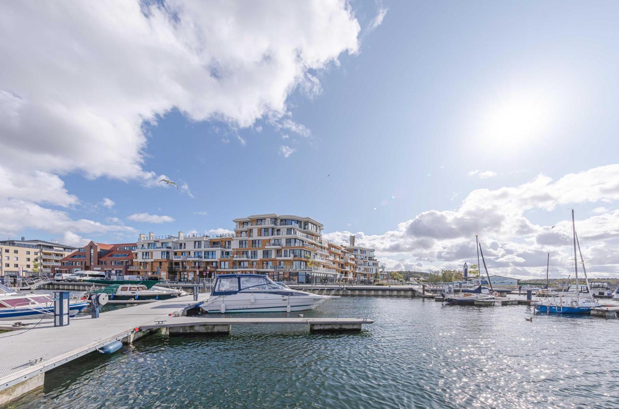 Mueritz Utkiek - Apartment Mit Seeblick & Balkon In Der Hafenresidenz วาเริน ภายนอก รูปภาพ