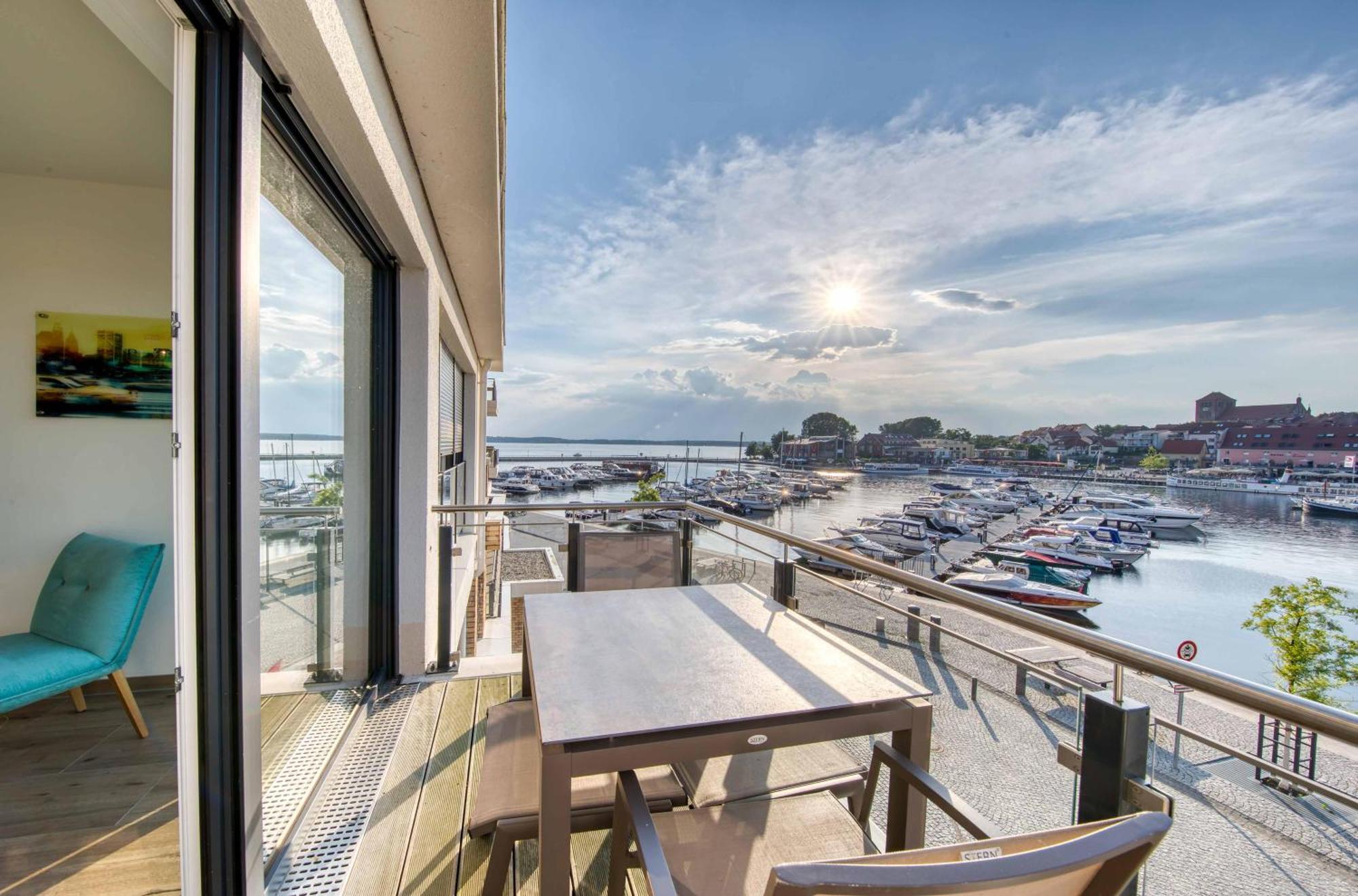 Mueritz Utkiek - Apartment Mit Seeblick & Balkon In Der Hafenresidenz วาเริน ภายนอก รูปภาพ